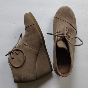 TOMS Wedge Ankle Boots Lace Up Tan Suede Size 9